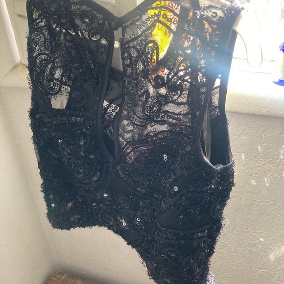 NWOT Beautiful sequined top - Picture 5 of 7